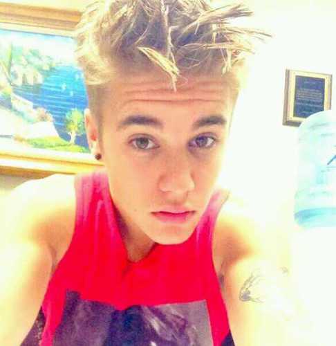Here's a free follow babe(: go follow @filledwithbiebs ! xoxo thank you :)