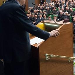 Monarquismo, protocolo, dadaísta y creador de realidad en torno al mito del poder del Estado. No cardiosaludable.