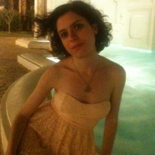 Scrittrice in erba,folle sognatrice, pecora nera per scelta ma anche per scelta, una grande passione per la moda, roma e i Borgia.