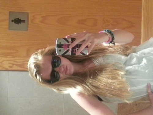 Love my horse Redbull | me beste dinnen: JamieYasminLisaSarahDeniseMerelAlana | examenjaar!!