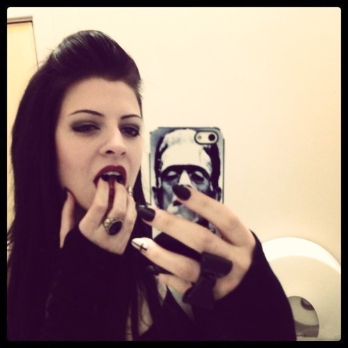 Rock n Roll junkie into Alt models, burlesque, taxidermy, B-Movie horrors n video nasties, latex n Heelz, Rum n Gin!!!
