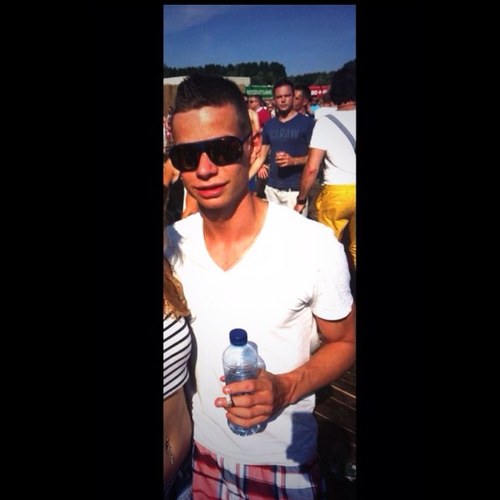 nf = jij volgt mij nu || 17 y/o || fitniss || Looking at me now I can see my past Damn I look just like my fucking dad
