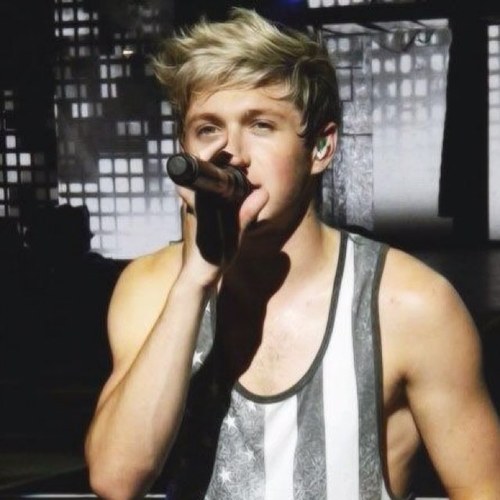 Please follow @ObeyinNiall so i can reach 4k!