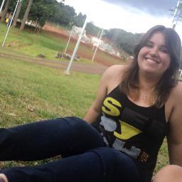 Bruxa. Pagã. Amante da natureza. Reggae. Rock. Segue de volta? ^-^