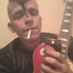 Nas minhas veias corre o mais puro Rock And Roll Fazendo bater aquilo          que se é chamado de coração...Guns Forever