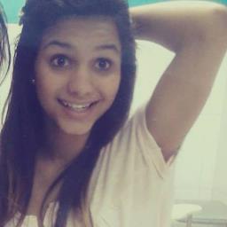 Sou desastrada,não tenho  corpo perfeito, gosto muito rapido das pessoas, meu cabelo é bagunçado. Ás vezes sou antagônica ,+ uma coisa q nunca vou ser é #NORMAL