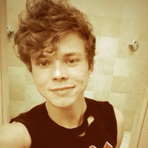 Sometime i like to ask myself why is @Ashton5SOS so damn sexy but then i ask my self why is @Luke5SOS so sexy also. Why are they both sexy. @5SOS love ya