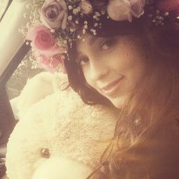 Por que eu sei que é amor , e eu não peço nada em troca , eu sei que é pra sempre ~~' ♥       23.O5.12