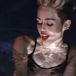 Miley is a queen, so call her majesty. #Smiler