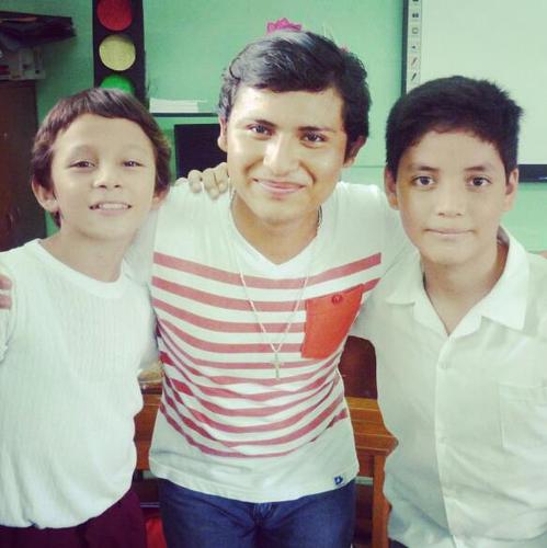 Divertido, Alegre y siempre con una Sonrisa para Tí... =) Soy Orgullosamente #ENSY y estudio Lic. en Educación Secundaria con especialidad en Español