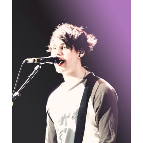 hey guys i just gave you a free follow please follow my main account @obscurezarry thanks! x