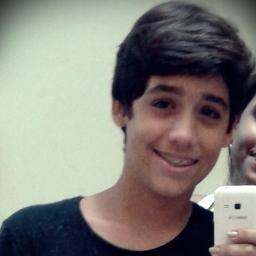 ~' Sou Potterhead,Também sou Gleek Gosto De Ler ,Ator E Amo Assistir Filme !