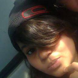 gosto de andar de skate sou mega divertida amo passar as tardes com meus amigos sou escoteira e me orgulho disso gosto de acampar e curto rock mais se tem algo
