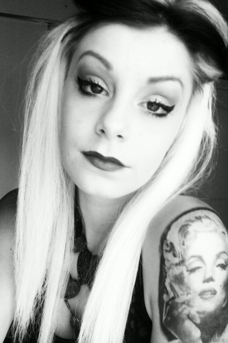 18 ¦ I follow back (: ¦ Kik&instagram: amyxelizabethx