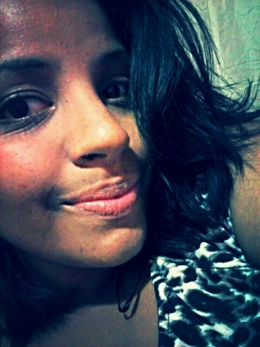 Na vida apenas coisas simples me importam. Coisas como amor,uma coisa que eu estou disposta a oferecer a quem me der tambem