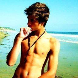 Soy Haymitch de joven. Gane el Segundo Vasallaje de los 25. No quiero saber como soy de mayor. Licorcillos, licorcillos para mi.