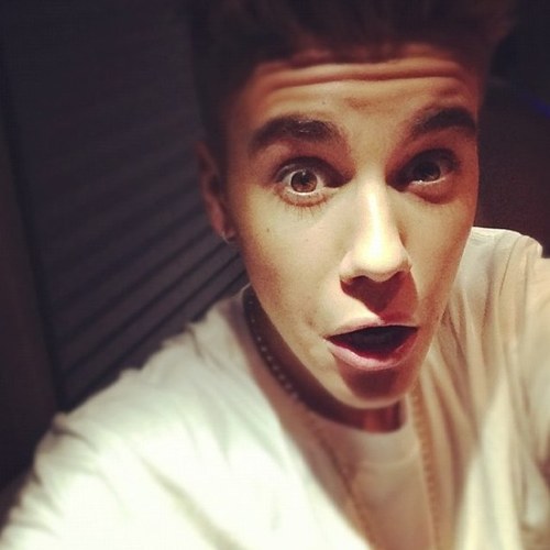 Só quem é fã de verdade sabe como dói amar uma pessoa que nem sabe que você existe.@justinbieber,Brasil