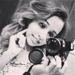♪ Ela é diferente, ela é engraça, ela é inteligente, e também é bem humorada ♪