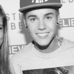 Por você eu andaria mil milhas para estar em seus braços, segurando meu coração.  @justinbieber ♡