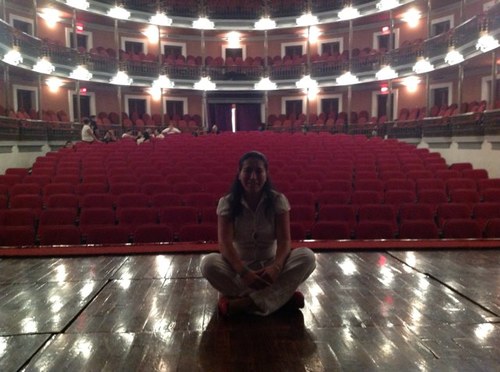 Productora teatral, amante de los negocios, pero más de la vida