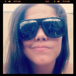 Apaixonada por futebol,flamenguista,ariana,simpatica e ciumenta. É,sou eu (: Ousadia&Alegria'