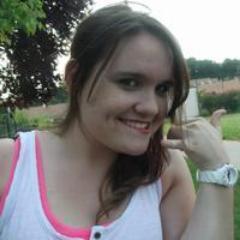 salut je m'appelle Elodie mais mes amis me surnome dodie a cause d'un fou rire, jai 17 ans, je vit à champ-champ city. Je suis au lycée. Pas celib 
David 3