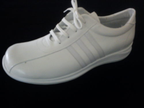 Desde 1983, fabricación y venta de calzado blanco y negro para medicina y enfermería, venta de uniformes médicos.