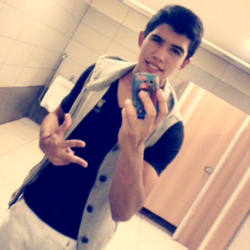 “Posso ter o mundo inteiro, sem você falta a metade.” Lindo né? É meu. Não toque u_u  by: @viishsabrina
