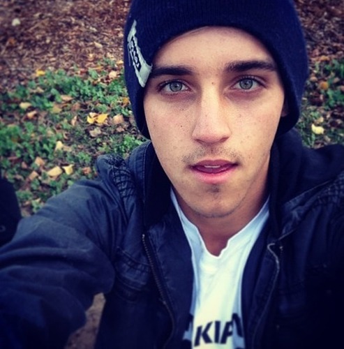 bak3dfraud's profile picture. 1/5 janoskian