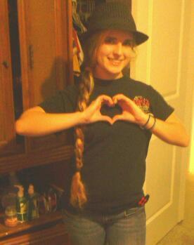 Im a 17 year old chick thats country as hell and like to have fun. I go to SHS and like riden horses:)