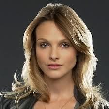 สวัสดี ดิฉันเจ้าหน้าที่Gina LaSalle จากหน่วยงานFBI ยินดีที่ได้รู้จักทุกคน