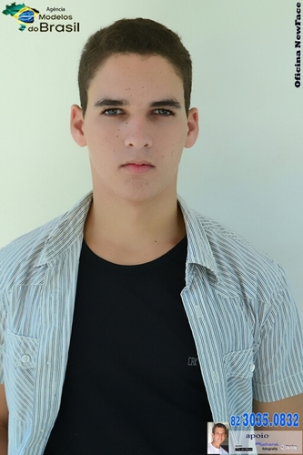 Modelo, Musico, Estudante e Evangelico.