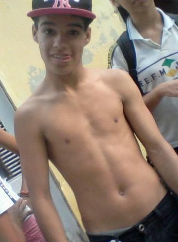 VictorOps_17's profile picture. Amo futebol , tenho 17 anos Danço Swingueira e Minha Familia è Os Patetaz Do Swing  
  http://t.co/rmS6hYIc25