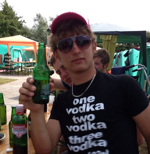 Vroegah, toen de kissies bier nog van hout waren en je door moest zuipen om de kachel an te houden
http://t.co/rrA0polH0K