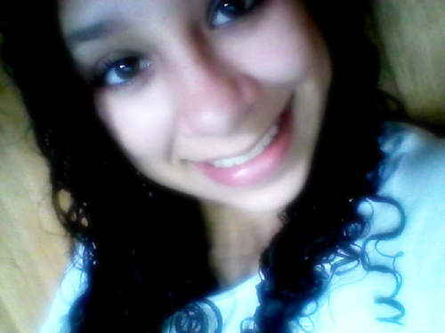 Elα é perfeitα, mαs tem inúmeros defeitos. Elα fαlα αlto, gritα, dá gαrgαlhαdαs, mas se fαz de tímidα. Elα é sαntα, mαs sabe provocαr