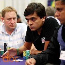 Jogador profissional de poker pelo TeamSamba, instrutor @ctsuperpoker, colunista @cardplayerbr e Bacharel em Sistemas de Informação pela UFLA