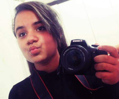 morena, apaixonada boba haha mais boba so quando to perto dele u-u