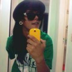 Julgam o beck que eu fumo, o copo que tomo, tudo que eu consumo, a mina que eu como                                                         † Rockeira Lésbica †