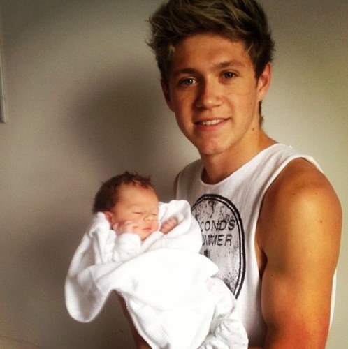Scorpian 17 and in love with an irish lad! :) xx help me get a follow from @niallofficial and others. PLEASE!! xx