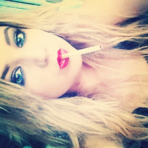 Yo me fumo tus mentiras♡