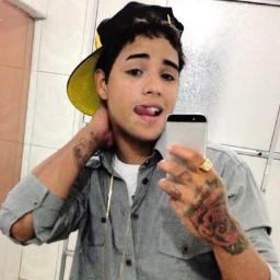 as criticas nauun me rebaixam soou oq sou e naum oq axam