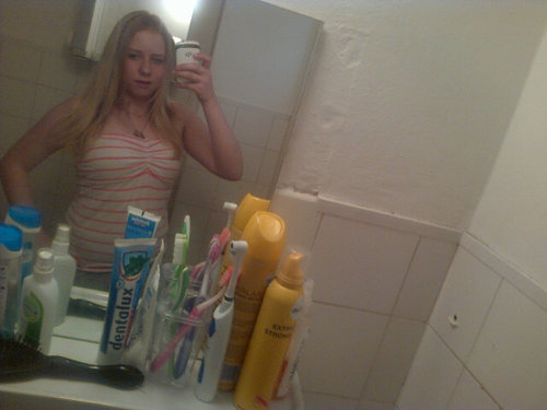 Meisje-13-blond- hangt veel buitteen !!