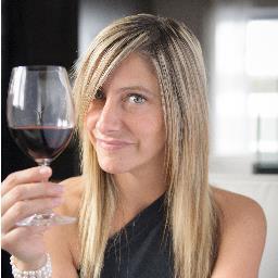 Sommelière, animatrice en vin pour Vins au Féminin.       Chroniqueuse  pour le Trait-d'Union et le Magazine Pot au Feu