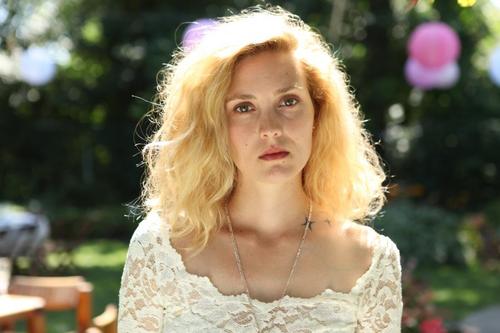 moi? little rebel from paris to visit @sanditonca. speaker of français. ((@sanditonseries #rp, fc: evelyne brochu))