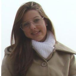23 anos, blogueira, casada, estudante de Administração, apaixonada por  tudo que envolva o universo feminino.