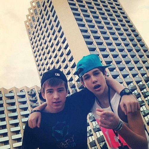 I'm a Mahomie and PSanderette forever 21 And I love the Crew! Together they're like my family,family I've never met but seems like they're  always with me :)