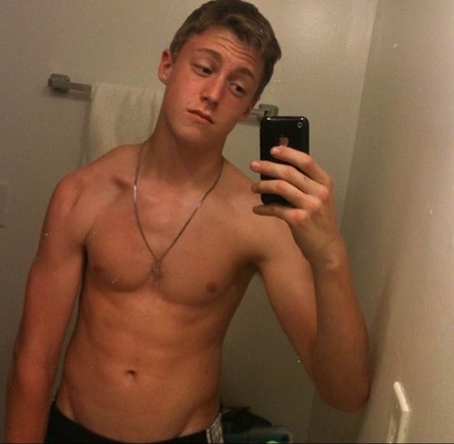Football & Baseball , Single , life motto is Appreaciate the Little Things ✌ Deffinetly liking the most amazing girl , but shes taken :/