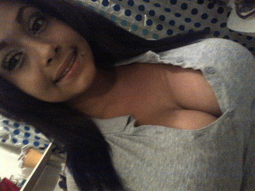 Names Mely , I'm 18  (:  love 2 meet new people . Outgoing , Nice ^__^ favorite sport volley & favorte snack hotcheetos !