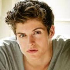 Cazador de sombras. El mayor de los Lightwood. Locamente enamorado de Sophie Collins. Odio los pastelitos. Siempre con mi hermano Gabriel.