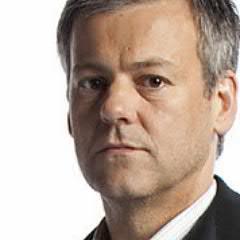 Inspector Lestrade, agente de Scotland Yard. Me exaspero demasiado rápido, ¡deja ahí esos papeles! Señor... (Not my division.) #RP #EnglishAndSpanish